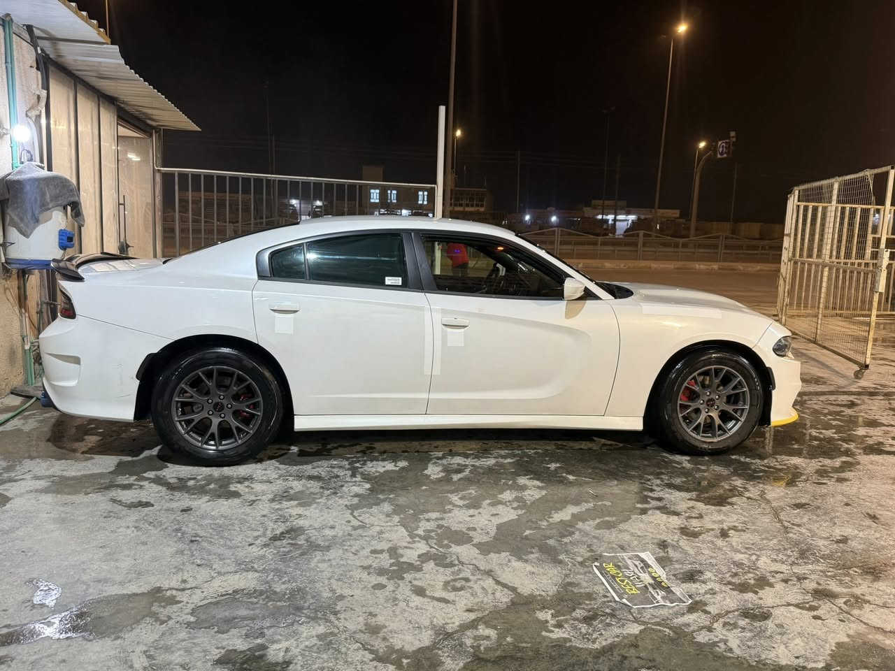 سلام عليكم  جارجر موديل 2015 كلين تايتل مكفوله كفاله عامه من فتح وبارد وصبغ فقط حدثته عل ايدي  كير ومكينه مكفولات رقم بغداد نكليزي تحويل شوكت متريد ماشيه 93 مواصفات شاشه جبيره كشنات حضن كهرباء كامره حساسات منضومت زنون شادله وتخم تاير سياره جاهزه للخير مبيه اي نقص غرفه جديده بلعافيه عل ياخذه سعر ١٨٧ وبيه مجال *********** مكاني كربلاء
