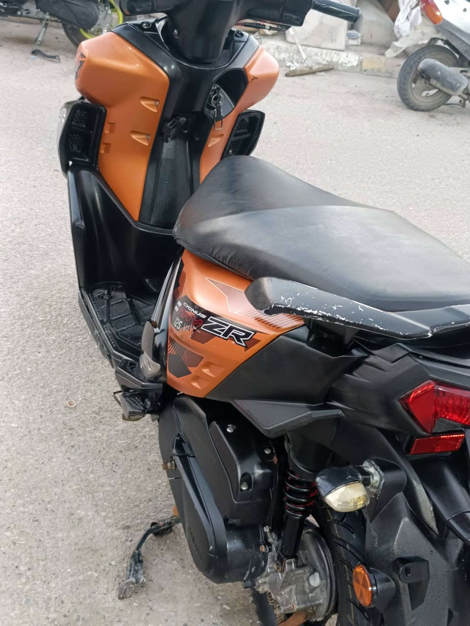 للبيع ZR22 سعر 1750 ***********. . 
نسختين سويج 
ستاند كهربائي 
مكاتبة فقط. بدون اوراق .
