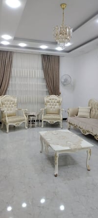 طقم ملكي • ميز وسطي