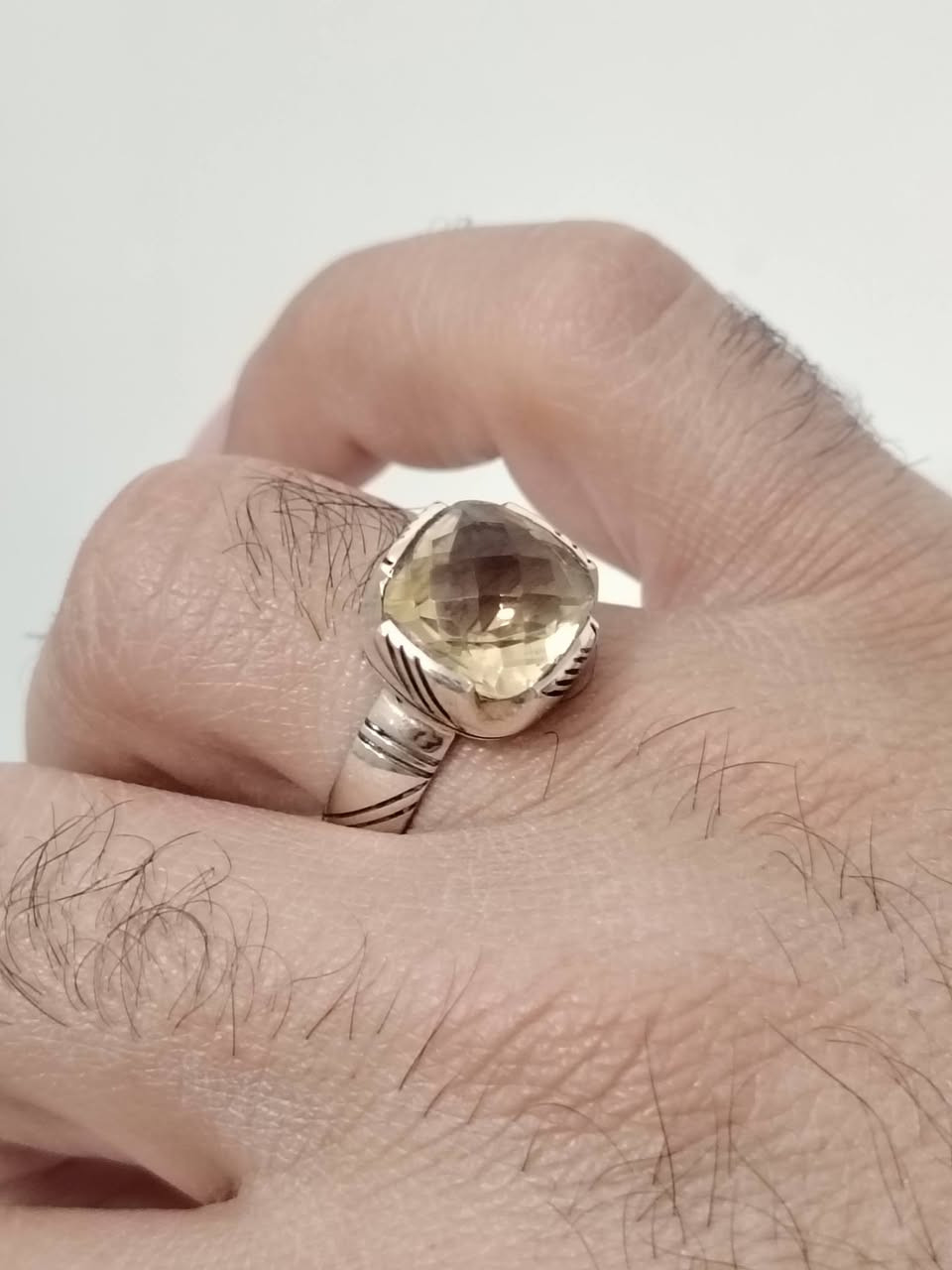 خاتم من حجر السترين الأفريقي الطبيعي
صياغه ثقيلة وجميلة فضه عيار ٩٢٥
مع شهادة المنشأ وضمان الخاتم الاصلي
يوجد توصيل إلى جميع المحافظات
التواصل ع الخاص او ع الواتساب ***********
