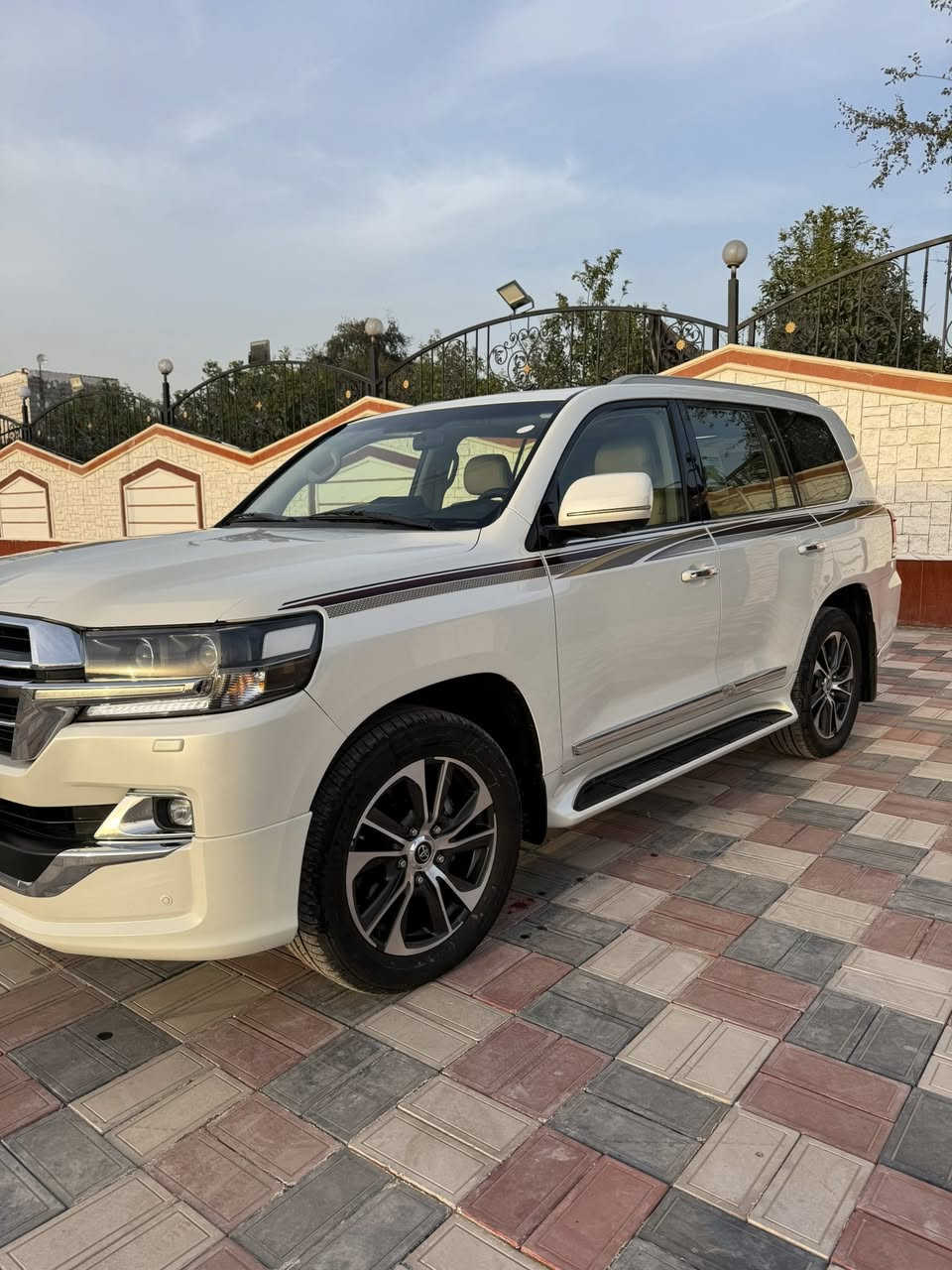 السلام عليكم. 
لاندكروز بريم فول 
موديل 2020
ماشية 179 الف
السونار مرفق بالصور
رقم بغداد بأسمي
السعر 510. بيها مجال 
رقم الهاتف. ***********
***********
