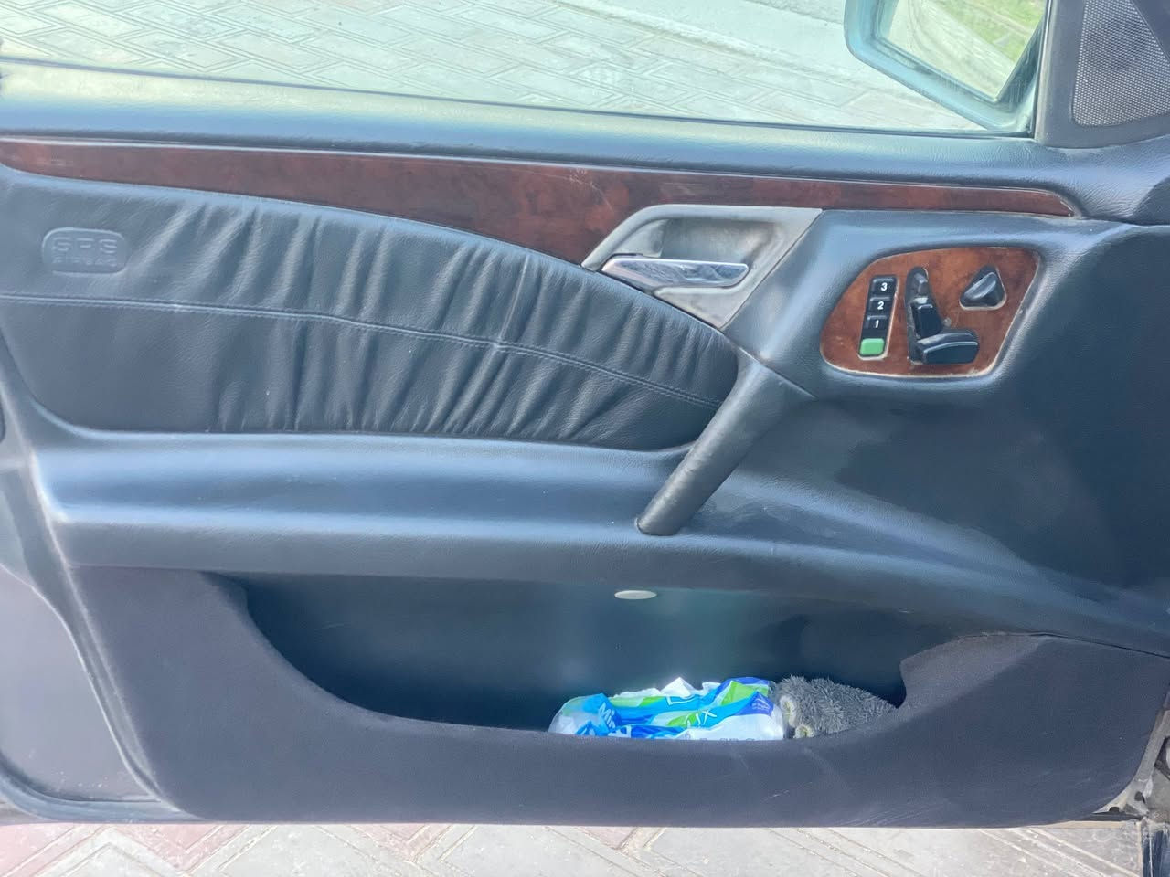 السلام عليكم ورحمة الله وبركاته
مارسيدس ام عيون موديل 1996 
محرك خراطيم بلادي 
السيارة مثل ما موضحه في الصور 
كير محرك مكفولات 
التبريد ميشتغل 
ويحتاجلها كم شغلة ترتيبات 
 ومثل ما موضح بيها باب وجاملغ واكو بارد يم الجنطه 

السيارة بيها هواي مواصفات مثل ما واضحه كشن كهرباء 
ذاكرة ميموري 
تجوة قلاب 
دركة مال c300
تنته
كشنات جلد 
غرفتها نضيفه
وبعد باقي المواصفات مال ام عيون 
السنوية بأسمي 

السيارة يحتاجلها ترتيب 
السعر 70
رقم بغداد الماني 
***********
العنوان كربلاء
