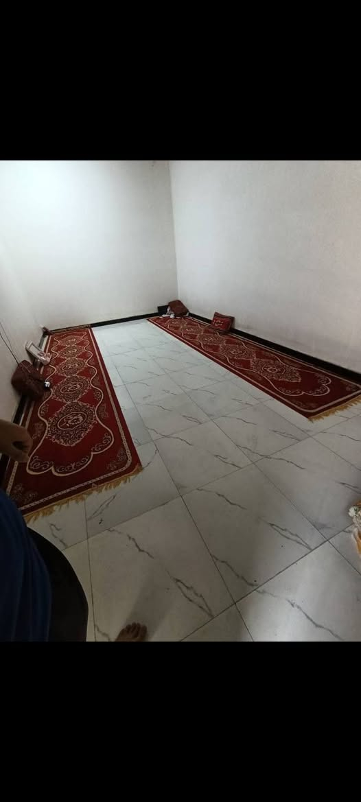 السلام عليكم دار للبيع المساحه 280 متر العنوان الزبير العنوان  شارع المكصب خلف سنتر روان السعر (68 )   سكف كونكريت مسلح يحتوي على 3 غرف نوم وصاله وديوانيه ومطبخ وصحيات داخليه وخارجيه وكراج سياره    ***********
