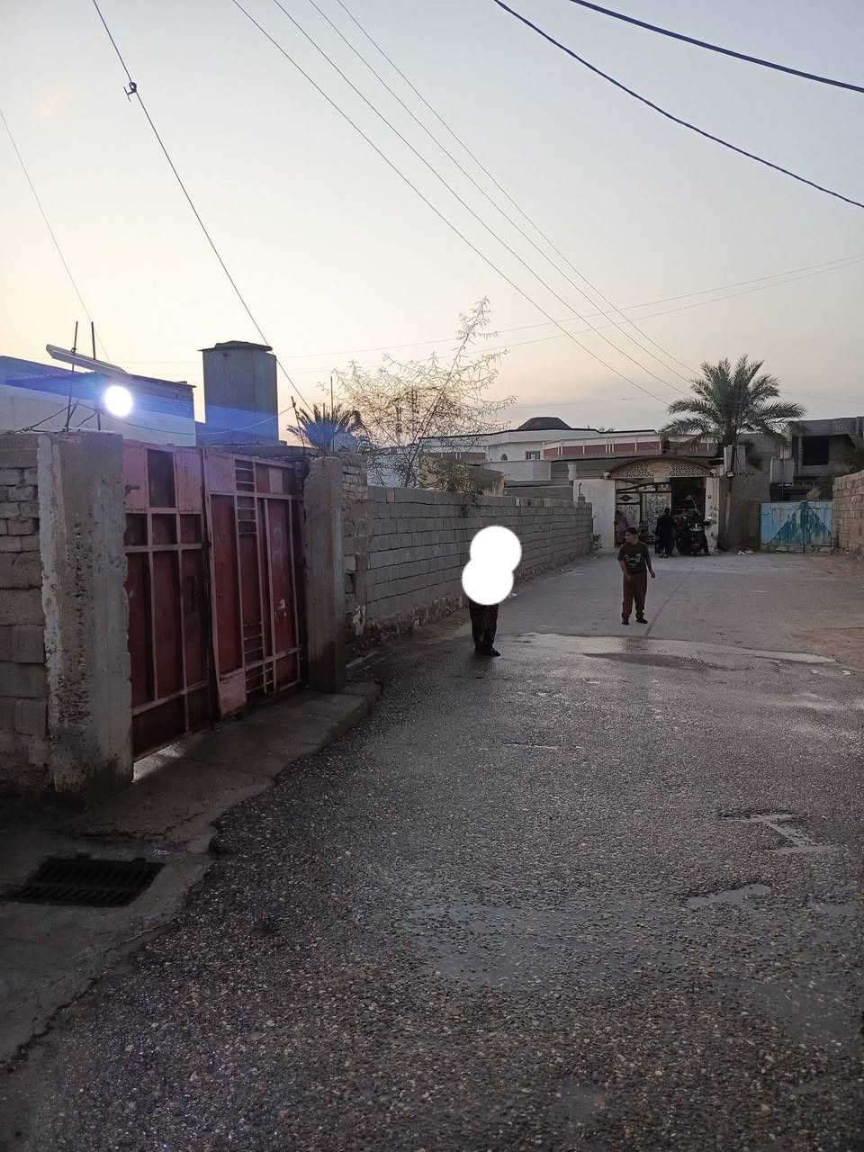 السلام عليكم. بيت للبيع ركن (طابو سند طابو سند ) 
.
واجهه 16 والنزال 27 تريده بيت او قطعه ارض ويرهم 3 مشتملات بنص منطقه سكنيه وقريب عل شارع العام مكانه بلصديقيه قرب مدرسه ابن البيطار بلفرع مال مكتبه الوليد كامل خدمات ماء كهرباء مجاري وتبليط وبسعر مناسب 90 مليون وبيه مجال بسيط للاستفسار ***********
