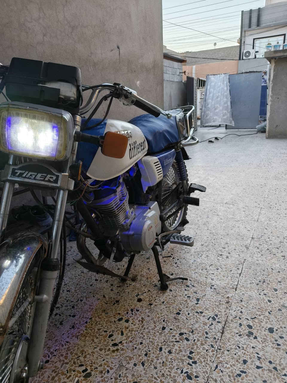 ماطور تايكر 2020 وزن ثقيل لونين الماطور بي نشاط فول يعني بل تحريكه يكمز (ملاحظه الماطور بي صوت كم شفت والويل الوره بي طسه ) الدراجه حيل حيل ناعمه ونضيفه كهربائيات كلها شغاله السعر 350 وبي مجال قليل مكان حي صدام للتواصل الرقم*********** /*********** مو شراي لا تعاملني
