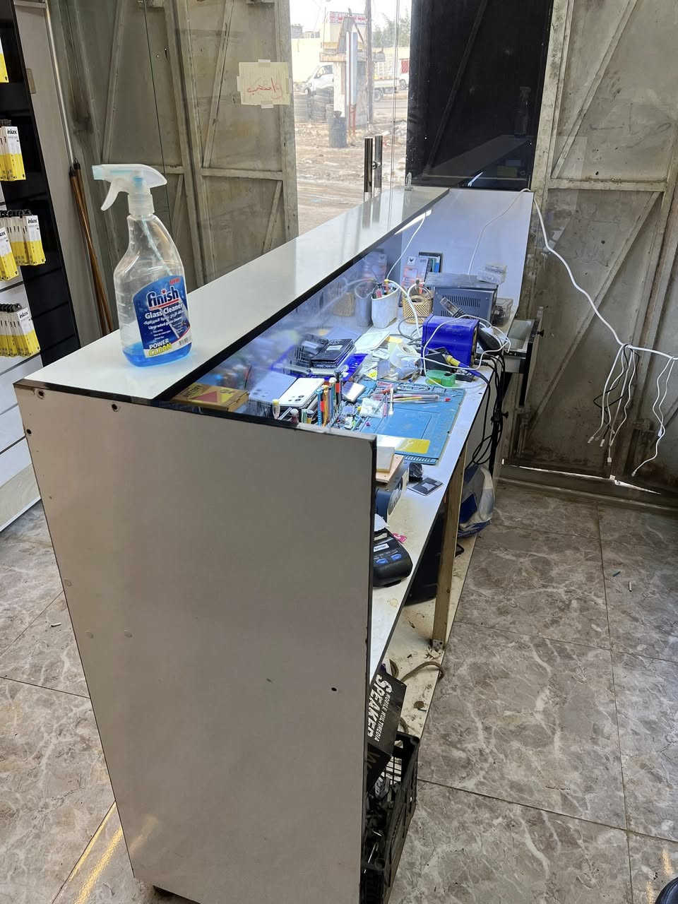 سلام عليكم عارضات اكسسوارات عدد٣ وحده رفوف مع ميز صيانه طول ١٢٠ العرض مترين الغمج ٥٠ للبيع ***********  واتساب فقط العلوان جسر ديالى الجديد الكرغوليه سايد الواحد
