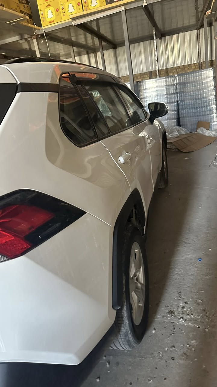 #سعر_مغرى_جدا
للبيع تويوتا RAV4 رافور بانزين
موديل السيارة : 2021
المسافة المقطوعة: 90مايل  
مواصفات ... XLE معروفة موصفاتها 
:بصمة تشغيل 
بصمة ابواب 
محرك 4 سلندر 2500 
بانزين  
تشغيل عن بعد 
بريك كهربائي 
فوريل 
اوتو هولد  
رادار امامي 
رادار نقطة عمياء 
رادار تحديد المسار 
وضعيات قيادة سبورت نورمال ايكو  
شاشة كبيرة 
تحكمات تحديد سرعة 
تبريد قطعتين 
شاحن واير ليس 
كشنات كهرباء 
اشاير بالمرايات 
4 انظمه قيادة 
وباقي المواصفات المعروفه 
وارد امريكي فقط باب سايق شبر  وبنيد شبرين  وجملوغ مبدل 
  رقم بغداد تحويل ثاني يوم 

للاستفسار 
***********

