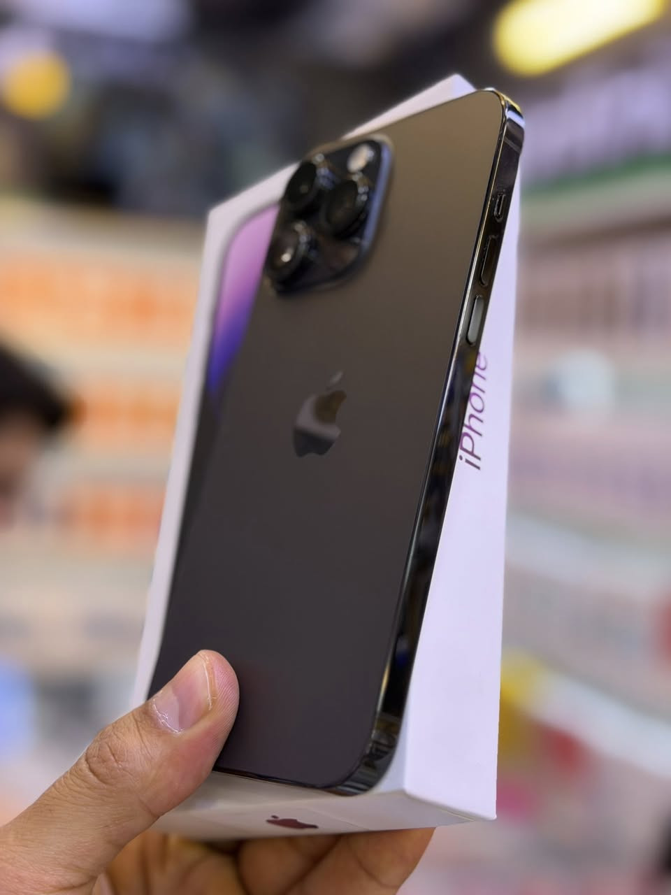 ايفون 14 برو ماكس اصلي ذاكره 256 بطاريه 92 نضافه 💯💯 جهاز لا مفتوح ولا مصلح ضمان 5 ايام وين ميعجبك افحص نموذج M ايسم على حاسبه كله نورمال وتر بروف 
ملحقات كامله السعر 725 الف 
العنوان بغداد البياع شارع عشرين 
ومتوفر اقساط على مصرف الرافدين 🟦🟦
هاتف ***********📞📞
هاتف ***********📞📞
