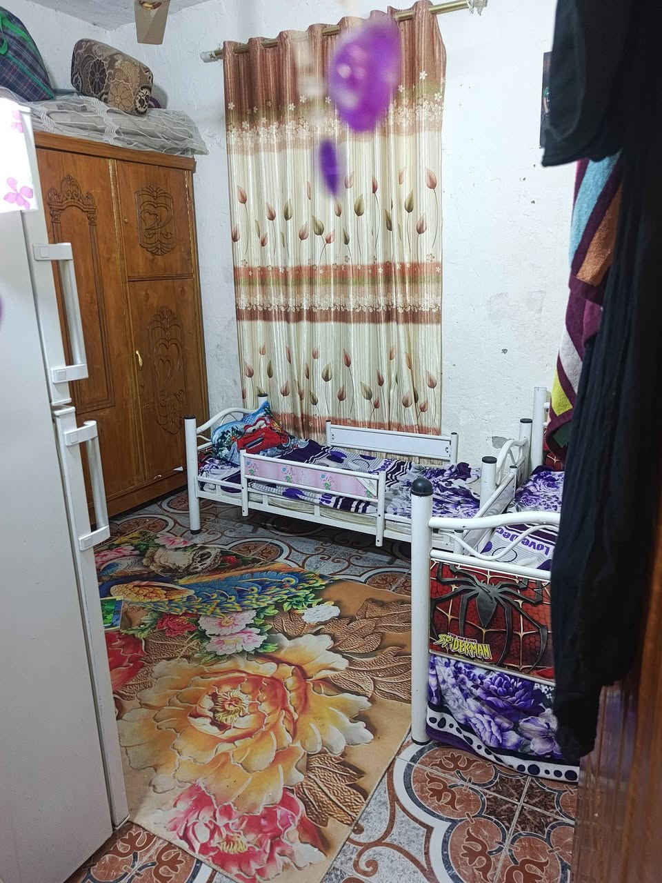 السلام عليكم بيت تجاوز للبيع الاصمعي قرب محطة غاز الاصمعي شارع الخدمي ثلاث غرف الارضيه سيراميك السقف اعكاده البيت نضيف 23وبي مجال اتصل ***********
