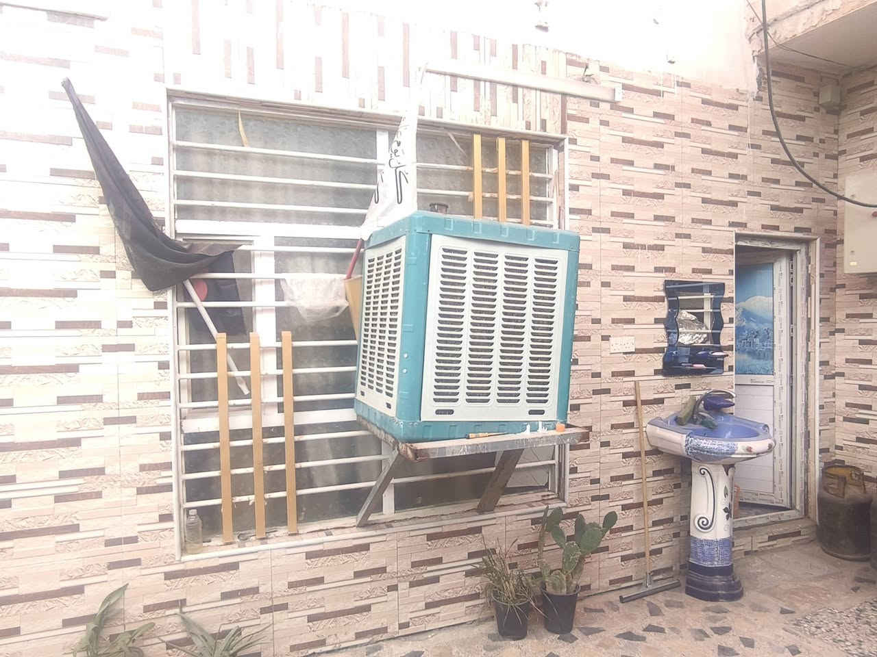 سلام عليكم دار للبيع المساحه 150متر الموقع حي الرحمه شارع المستوصف
البيت يحتوي على استقبال +صاله +غرف عدد2 +غرفه في الصطح 2صحيات داخليه   خارجه البيت محدث بناء سنه 2023
للاتصال ***********
