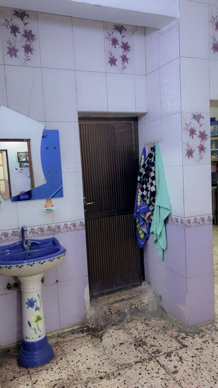 سلام عليكم من رخصت الادمن دار للبيع المساحة ٢٠٠متر يحتوي على غرفه نوم ومطبخ وهول وستقبال في طابق الارضي وثلاث غرف نوم في الطابق الاول ويحتوي على محلات تجارية عدد ٢ الموقع الأمين الثانية الشارع الرئيسي الفاصل بين لامين والمعلمين قرب الصيدلية النظامية ٠٠٤٤٧٩٥٨٥٧٣٠٩٠اتصال وات ساب***********
