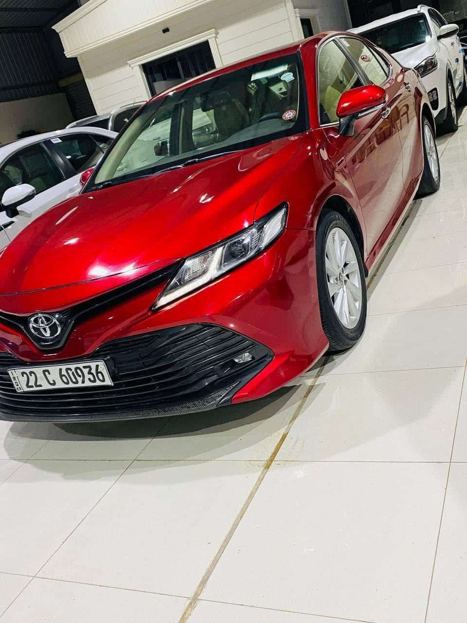 السلام عليكم كامري 2018 خليجي GLX
مواصفاتها

 بصمة تشغيل

سايد بريك كهرباء

فول تحكمات ستيرن

فتحة سقف

دخول ذكي

اشاير بالمري + مري كهربائي

مكيف هواء اوتماتيكي

شاشه عرض معلومات 

مقاعد قماش مخمل + دوشمه

نوافذ كهربائية أمامية وخلفية فول اوتو  

كامرا خلفية وحساست خلفية 

كشن السايق كهرباء

نظام صوتي مع USB & AUX & بلوتوث. 

مثبت سرعة (Cruise Control).  

نظام فرامل مانعة للانغلاق (ABS)

• توزيع إلكتروني للفرامل (EBD)

ISOFIX مقاعد الأطفال

 • مرايا جانبية كهربائية مع إشارات.

مصابيح امامية LED

رقمها شمالي اربيل شرط التحويل

مكان السيارة صلاح الدين العلم قرية سمرة 
للاستفسار اكثر ***********
السيارة تايراتها جديدة صدرها جديد +مرفوعه بربلات بلاستك
