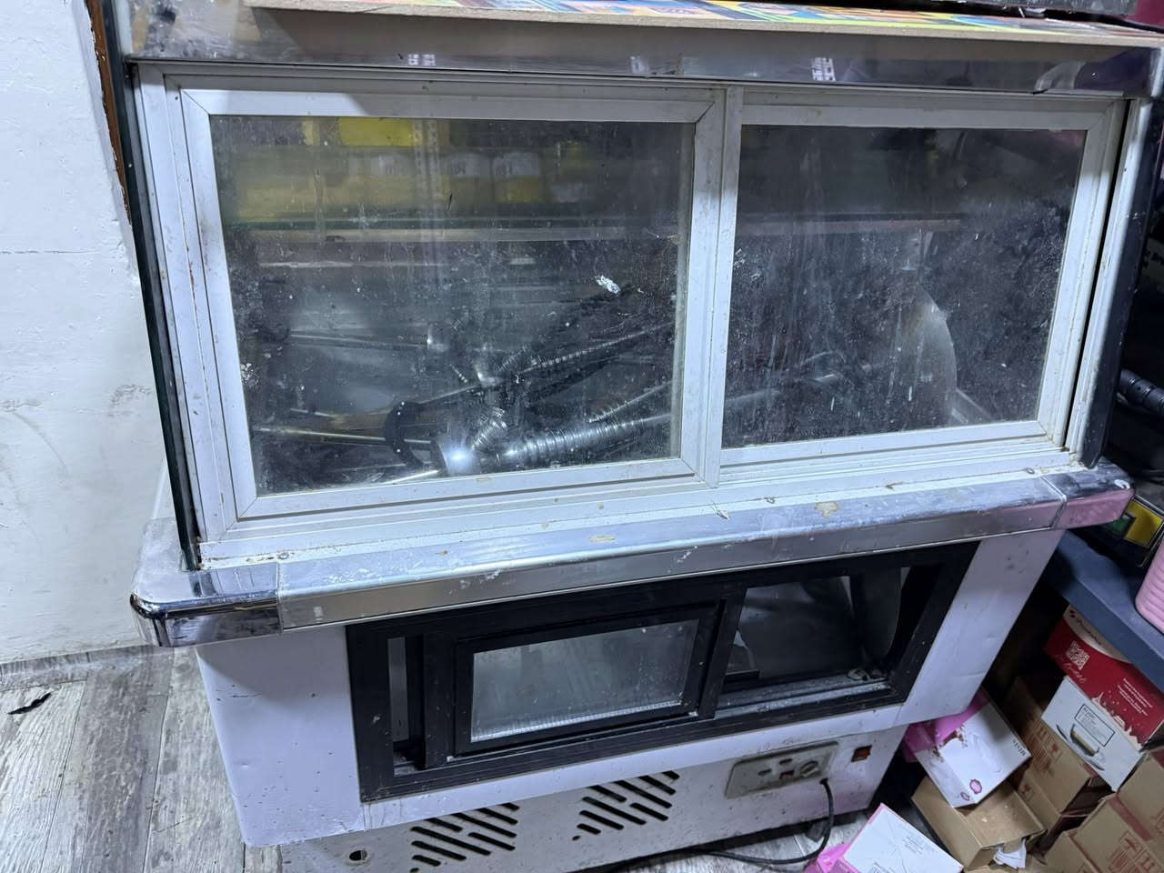 السلام عليكم للبيع عارضة مقبلات حجم صغير  سعر 200 الف وحماية كنتاكي  سعر 150 الف  شغالات ونظيفات 
عنواني شارع المتنبي 
***********
