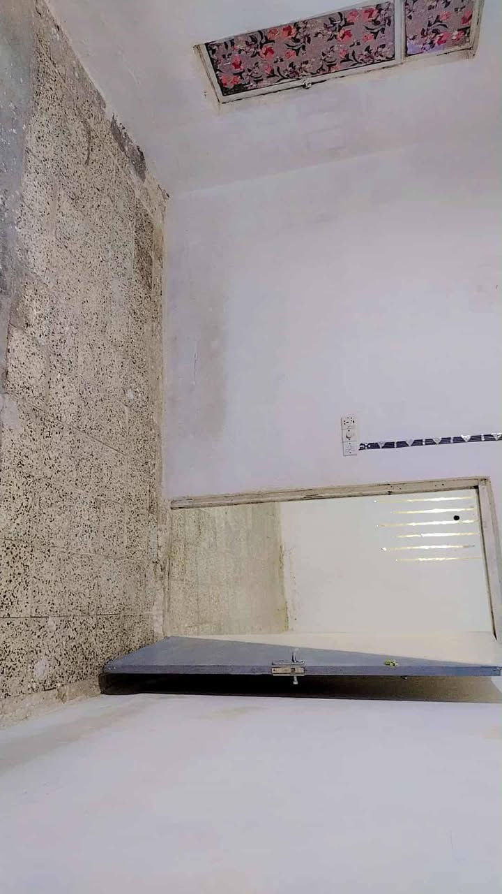 شقه للايجار ١١٠ متر طابق 2 حي القادسية.شارع ثابت  خلف مطعم فؤاد السيلاوي غرفتين وساحه ومطبخ وتخاريج ايجارها 250 قفل مع الماء والكهرباء والانترنيت مقدمه شهرين
للتواصل ***********
