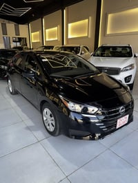 نيسان فيرساs لبيع وارد امركي  موديل 2024 ماشيه 17000 دخول جديد  قطعتين...