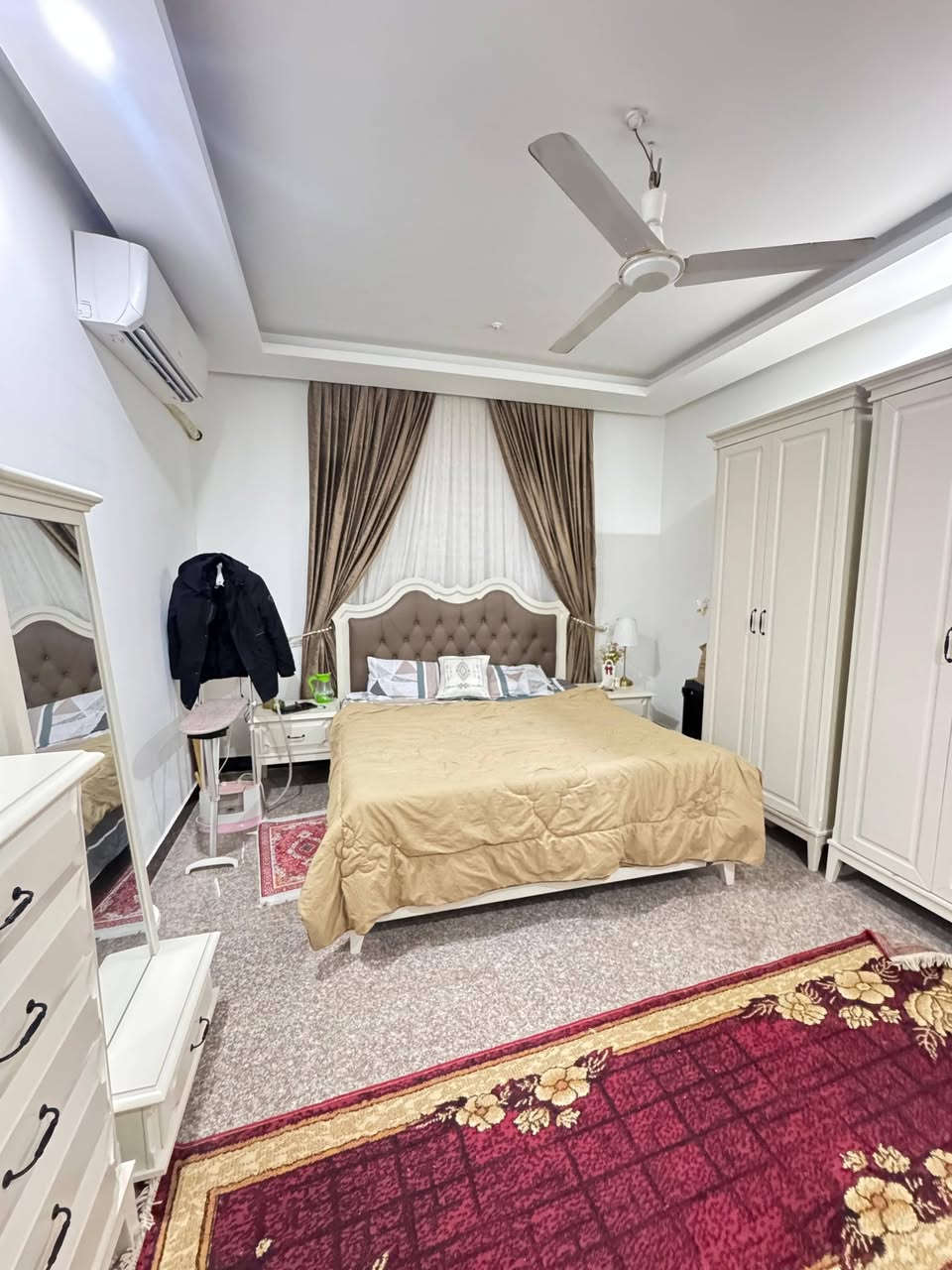 بيت نادر الثالثه بل المثلث قريب على شارع الطاقه يحتوي على غرفتين نوم وصاله وكليدور ومطبخ ومجمع صحيات وكراج سياره بناء حديث الاستفسار على الرقم***********
