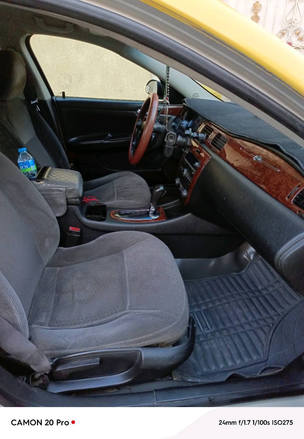 أنا عندي للبيع سيارة شيفروليه إمبالا إل تي 2008. السيارة لونها أصفر مع بعض التفاصيل بالأسود، وهي بحالة جيدة من ناحية الجسم والمظهر. من الداخل، المقاعد مغطاة بكسوة مريحة، وهناك مساحة كافية ومريحة للركاب. السيارة تستخدم بشكل ممتاز للنقل والرحلات، وأيضاً مناسبة للعمل كتاكسي بسبب لونها الواضح والمميز. الغيار أوتوماتيكي، ومجهزة بمعدات جيدة للقيادة اليومية.