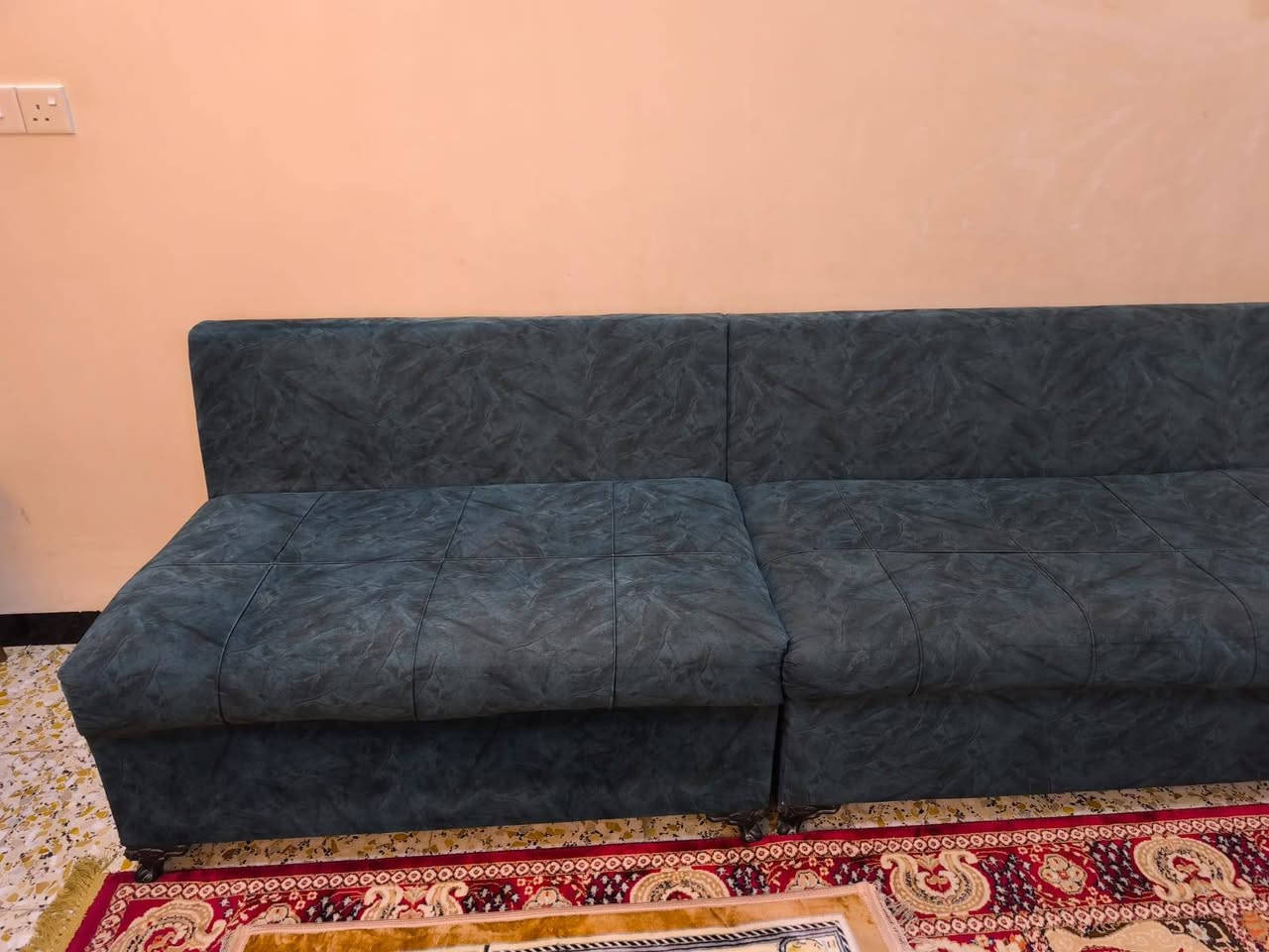 ديوان عشر مقاعد نظيف بس قنفه وحدة يرادلها دوشمه مع زاوية بسعر250 الي يحب يتصل ع الرقم *********** يوجد وات ساب
