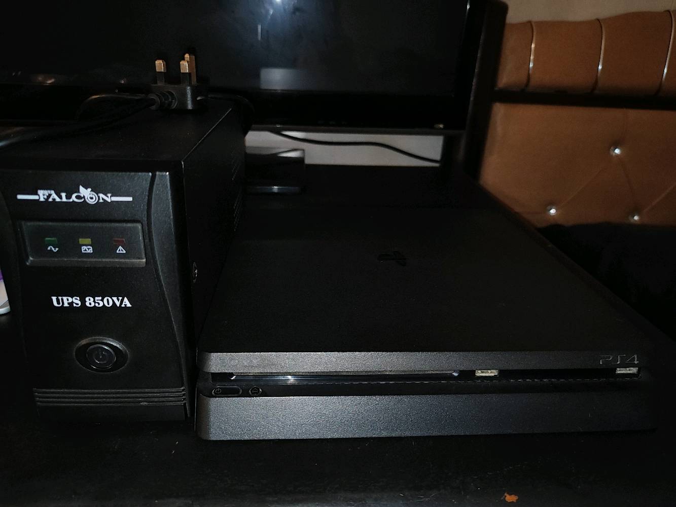 سلام عليكم 
بلي ستيشن 4 . Ps4 
ريجن: أروبي  (اونلاين)
ذاكرة. 500g
ملحقات اصلية ويارات وكيبل HD يوجد معة كارتون الاصلي 
جهاز ما مفتوح ما داخل صيانه ابد 
معة UPS 850 من شركة falcon غني عن تعريف طبعاً 
بدون جوستك.
السعر : 200 الف وبي مجال 
عنوان : بغداد . شعب . شارع 25 
الاتصال على الرقم (***********) (فقط وتساب) 
