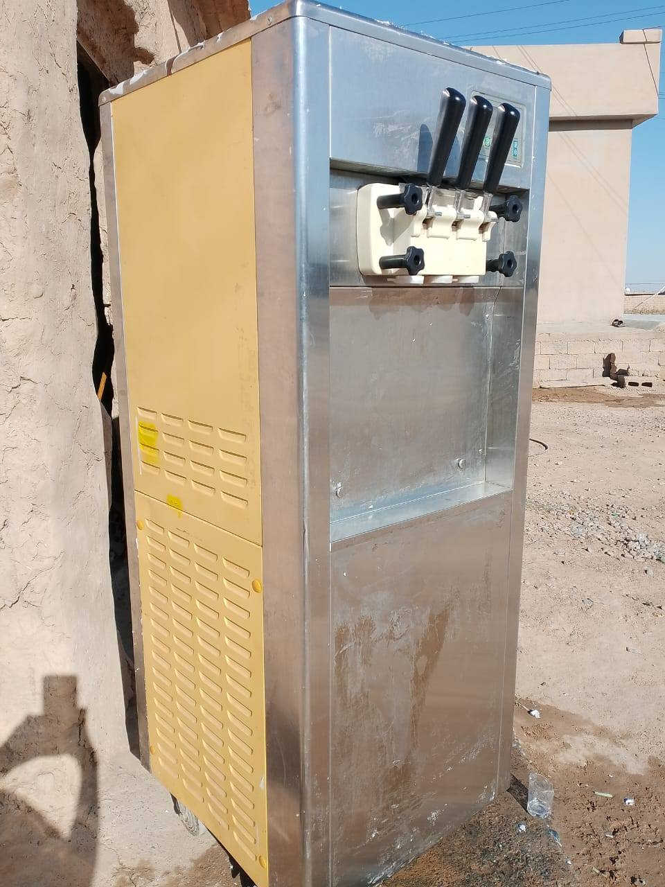 السلام عليكم مكينة أيس كريم سوفت شرط الشغل والتبريد المكينة نضيفة شوف العين يعني بس تشغل شغلهه خير من الله للاستفسار الاتصال  ***********
