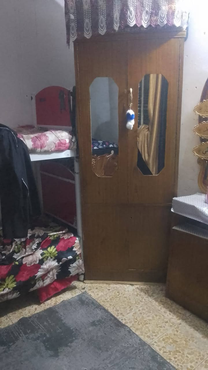 غرفه للبيع خشب صاج ثكيل ضرر المرايه وكومدي واحد  سعر350وبيها مجال بسيط عنوان لمعامل - الحسينيه - شارع سيد مطر 
الرقم:***********
