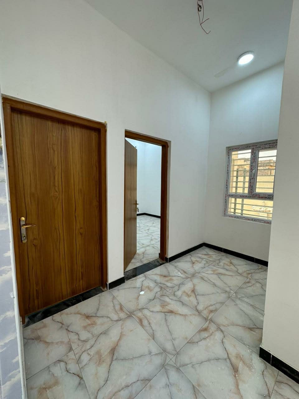 بيت في الصالحية شارع ابي طالب مساحة ١٠٠ مربع (١٠×١٠) على الشارع تبليط البيت ركن متوفر ماء كهرباء ومجاري مربوطه على الشارع يتكون من غرفه واستقبال ومطبخ وصاله وصحيات داخليه واخارجيه سعره 77 مليون رقم هاتف ***********
