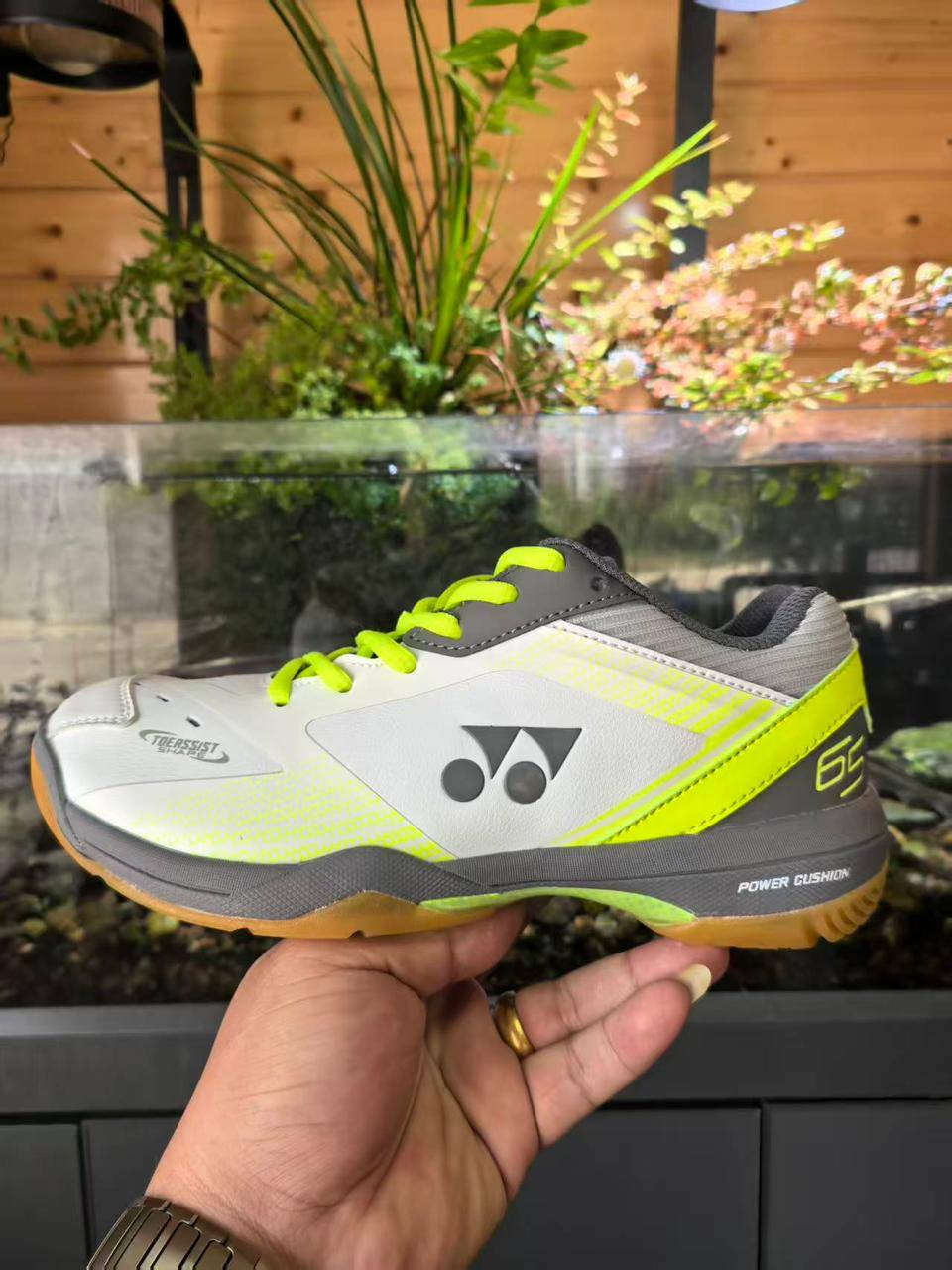 السلام عليكم
حذاء تنس الريشة Yonex Power Cushion 65 Z3
الميزات الرئيسية
.* التقنية: يشتمل الحذاء على تقنية "Power Cushion+" المبتكرة التي تمتص الصدمات بشكل فعال وتحول طاقة الارتداد إلى حركة سلسة وسريعة

* الملاءمة والثبات: يتميز بنعل داخلي بتقنية "Synchro-Fit Insole" وغلاف جانبي "Lateral Shell" يوفران ملاءمة محسنة وثباتًا أكبر أثناء التحركات السريعة على الملعب.

* المواد: الجزء العلوي مصنوع من الجلد الصناعي وشبكة "Double Russel Mesh" خفيفة الوزن للغاية ومتينة وجيدة التهوية.

النعل: النعل الخارجي مصنوع من المطاط ويتميز بنمط شفرة شعاعية "Radial Blade Sole" جديد لزيادة الجر بنسبة 3% تقريبًا في جميع الاتجاهات.
شباب فقط ١٠ قطع
للتواصل واتساب
***********
