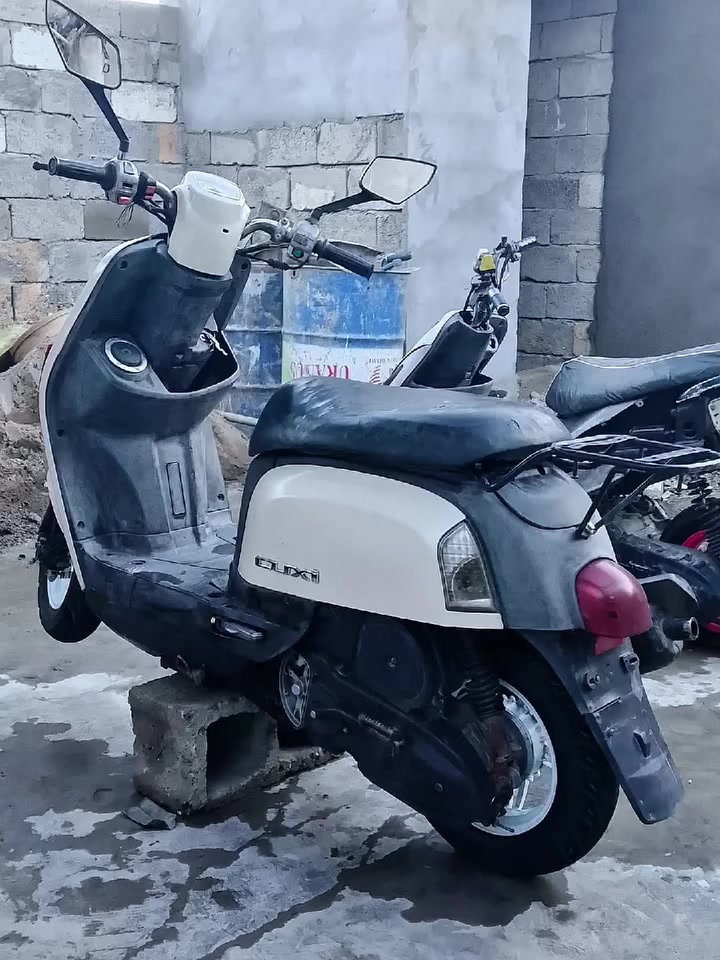 ماكس بوليس 49 
محرك مكفول من كلشي ممفتوح مثل ما موضح بل صور 

ختم واحد المحرك والشاصي والسودات فقط الكفر ختمه يختلف مبدل مال تفصيخ
كهربائيات كله شغاله 
بريك امامي خلفي 
دراجه يرادله ترتيب 
باتريه شويه ضعيف بس كلشي يشتغل 
مكاني ديالى بعقوبه 

سعر : 550 وبيها مجال


**إذا كنت صاحب هذا الإعلان وتريد حذفه لأي سبب، رجاءا أرسل رسالة إلى الدعم الفني**