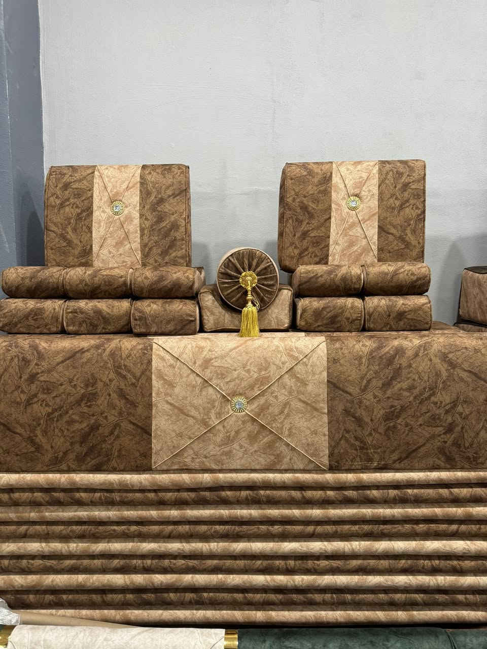 جلسه عربيه متوفر جمله ومفرد الكميه خير من الله
نوع الاسفنج ضغط عالي 
الضمان ثلاث سنوات 
الشغل درجه اولى 
نوع الاسفنج مميز اول
ارتفاع المقعد ١٠سم
عرض المقعد70سم
طول القطعه ١٨٠سم عداد المجلس كامل 20 قطعة 
العنوان أربيل 
توجد خدمه توصيل لكافه المحافظات 
للحجز او الاستفسار راسلونا ع الصفحه 
او الاتصال ع الرقم وتساب ***********:***********
