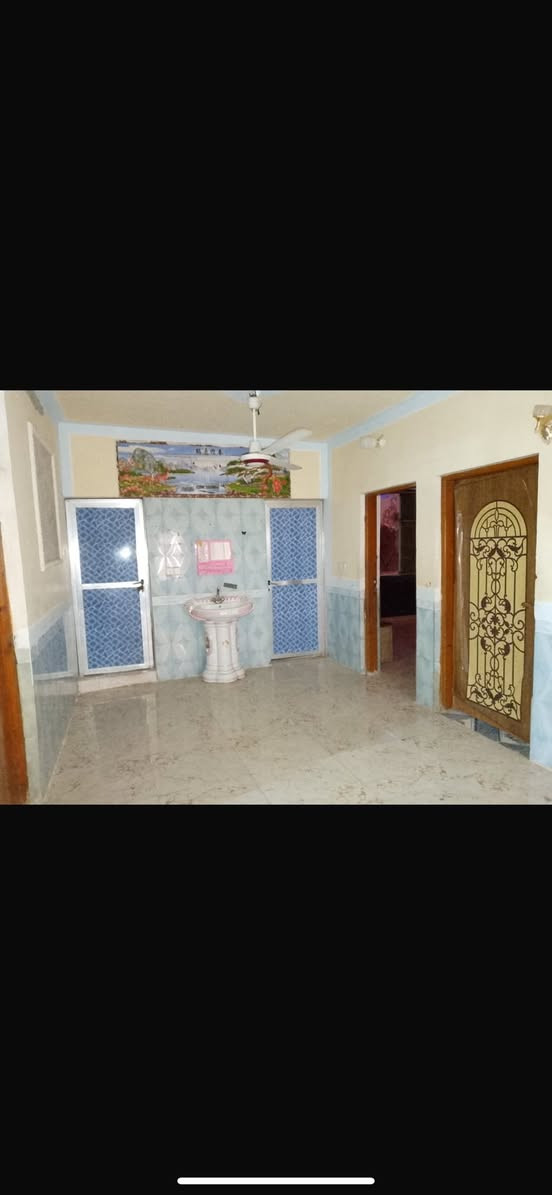 بيت للإيجار طابقين 550الف وبي مجال مساحه البيت 250 متر في 5غرف مؤثثه مع اثاث كامل ومطبخ واستقبال وصاله وصحيات داخليه وخارجيه وحديقه وكراج سياره مع كافه الخدمات قرب عامود 169طريق بغداد كربلاء مجمع الرحمان السياحي  شارع الجماليه  لاستفسار خاص ***********
