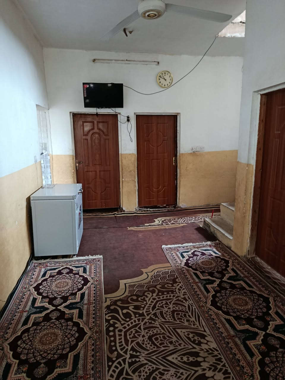 سلام عليكم بيت لبيع بحي صالح
مساحه 270 بيت كامل نقصه بس رضيه سيراميك 

 يبعد عن تبليط 30 متر كهرباء ومياه ساله ومياه نهر 

 شارع 8متار  جيران ذهب 
رقم ***********
