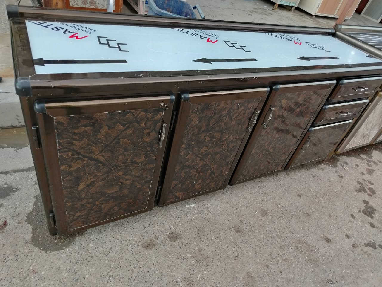 للبيع كونتر ارضى مترين اخ جديد شغل فصال تقيل سعر ١٢٠ بي مجال *********** اسيا *********** مكان موصل
