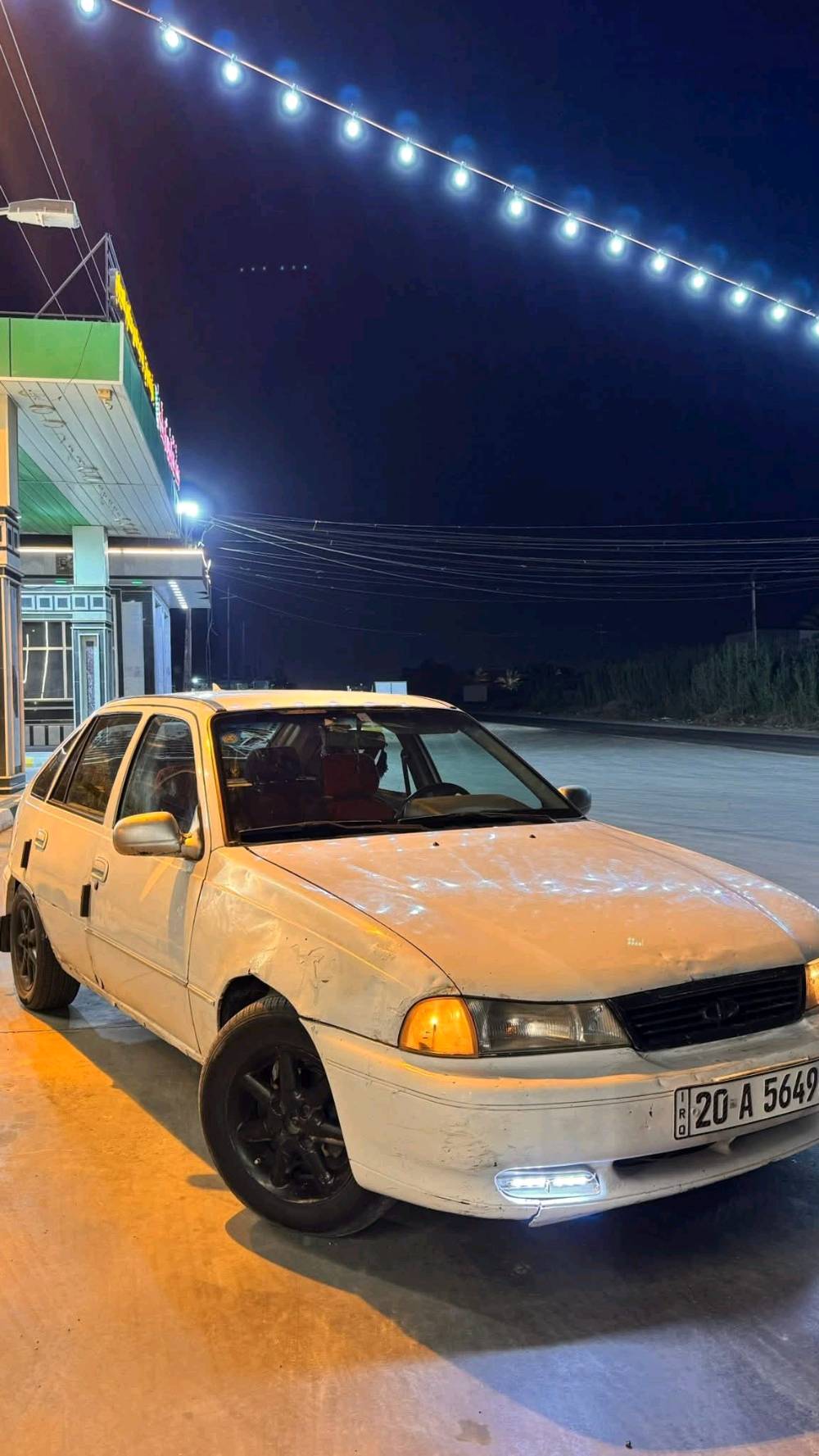 سيارة مستعملة بحالة جيدة مع بعض العيوب بالشكل الخارجي. لونها أبيض ومزودة بجنوط سوداء. مناسبة للاستخدام داخل المدينة وتتمتع بمظهر شبابي ومميز. السعر قابل للتفاوض وفق الحالة الحالية.