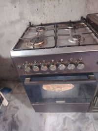 طباخ للبيع نضيف 4 عيون وفرن شغال السعر 60 وبي مجال الاستفسار الاتصال ع...