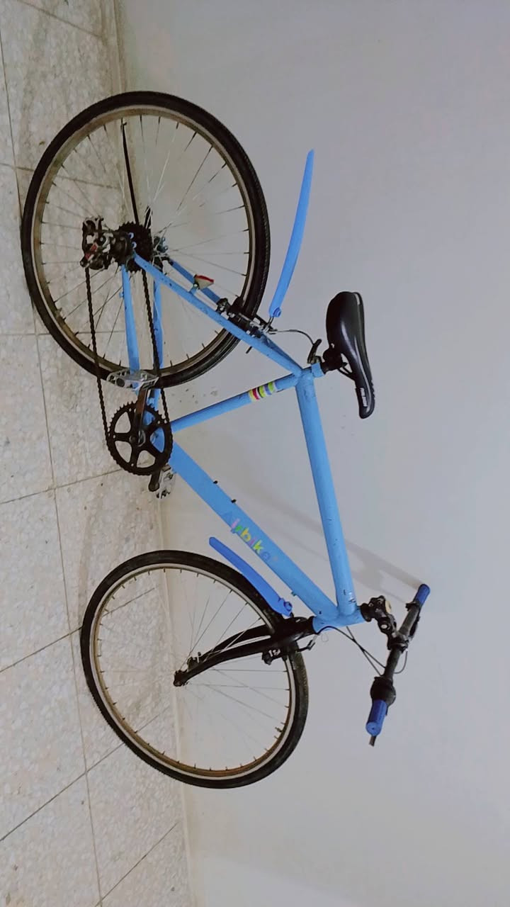 السلام عليكم بايسكل c700 نضيف للبيع
ابريكات عكرب كله شغال لون 🩵 
مكفول من كلشي بايسكل حجم 26 ياباني خفيف وسريع 
سعره 60 وبي مجال مكاني بغداد مدينة الصدر الاستفسار علة الرقم 
***********
