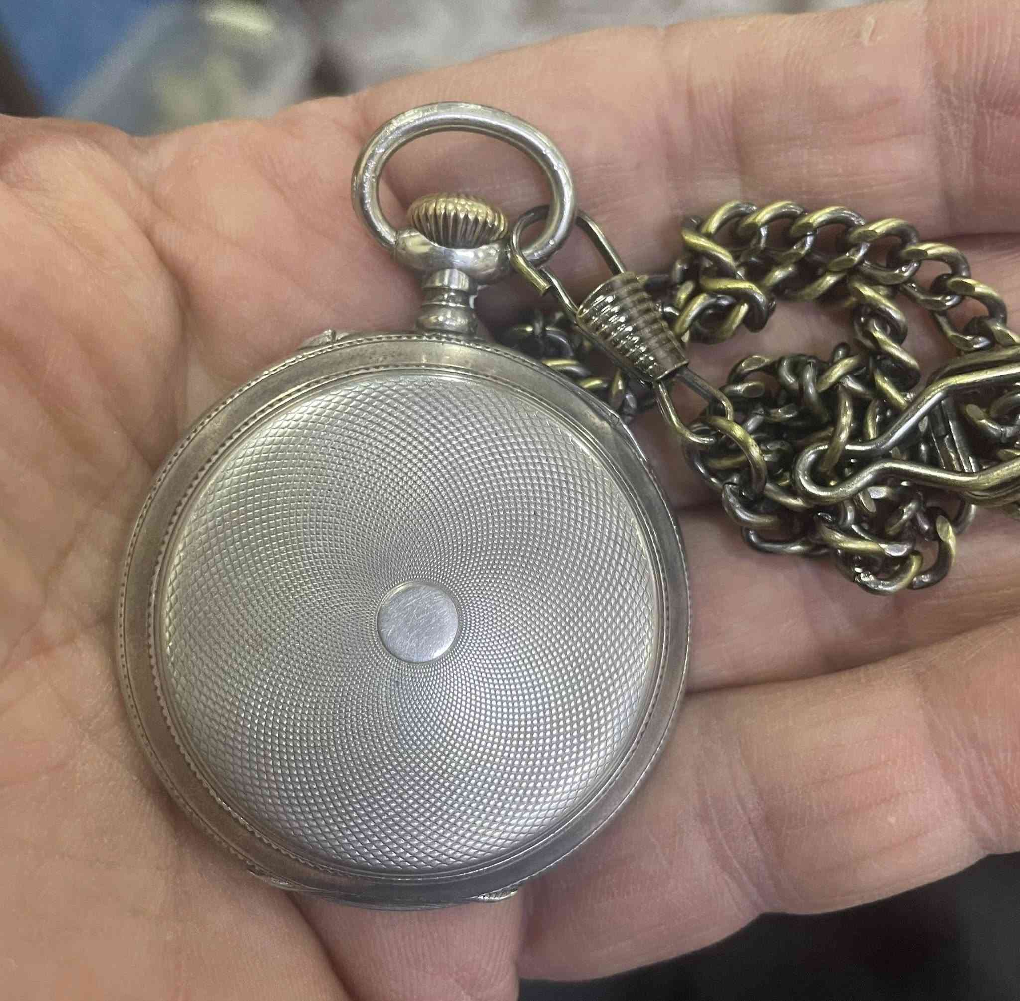 ساعتين جيبيات سويسريات الحركة تكويك 
الأولى أم السلسله الهيكل كامل فضه عيار 800 مختوم
القطر 48 ملم 
انتاج 1884الى 1900
وقت جداً مضبوط
الثانيه بدون سلسله سويسريه
انتاج عام 1924  
الهيكل مصنوع من الأستيل والكروم المقاوم للصدأ
تعمل بشكل ممتاز 
القطر 53 ملم 
السعر راسلني خاص وتدلل
*********** 
المكان كركوك يوجد توصيل
