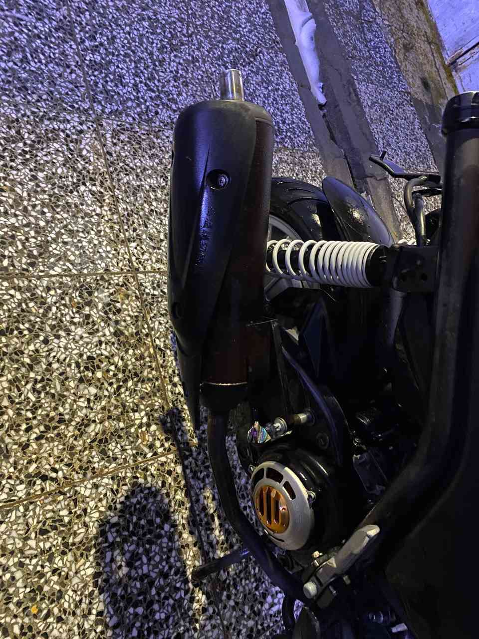 سلام عليكم سكنس جبلي دراجه رمبه بيه تزويد خير من الله 
بكلايت 
ويل مشيف 
درع شاصي 
قبق عنبار 
صالنصه اصليه 
ستيرن كاربون الياف اصلي 
جاملغ كاربون الياف اصلي 
كلج خلفي رياضي اصلي  
مكينه ٥٨ونص بيه معدل مال موت دراجه قويه كلش 
سعرهه مليون 150بيه مجال قليل او مراوس مكاني بغداد الاسكان شارع مستشفى طفل ***********
