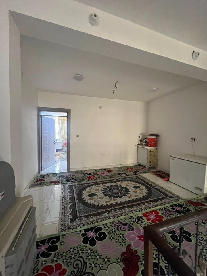 بيت للبيع مساحته ١١٢ونص متر طابو صرف حي النضال بناء جديد طابقين يحتوي على استقبال وصالتين و٣ غرف نوم ومطبخ و٤ صحيات ***********
