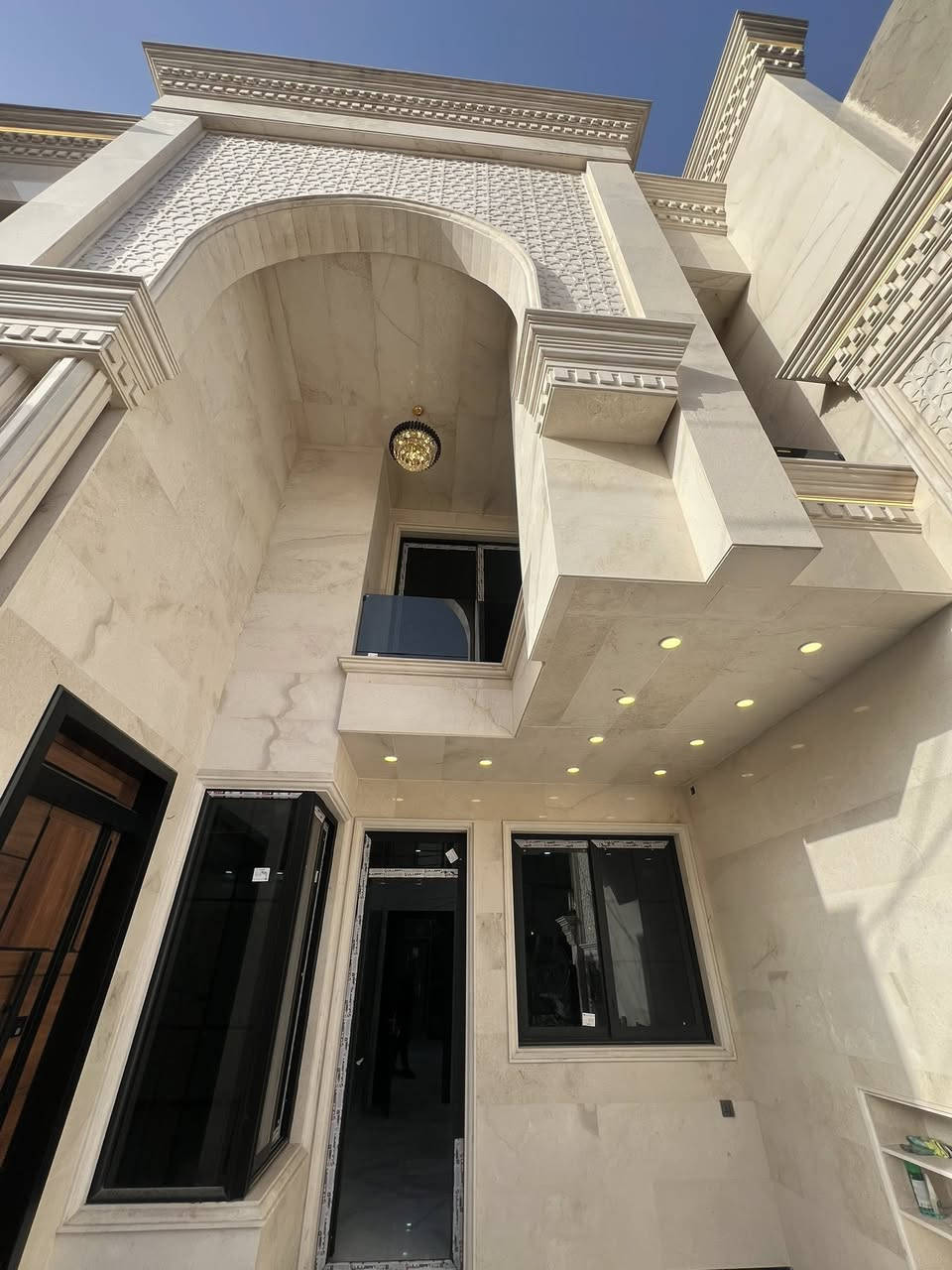 للبيع في بغداد السيديه مربع التصنيع وقرب شارع العلوه وجامع معاذ ابن جبل
دار 🏠 فخم مساحه ١٦٠ متر 

واجه٨ نزال ٢٠ شارع ١٢ 

بناء ٢٠٢٦ فول درجه اولى من كل شي 

واجه مرمر تخبل شغل متعوب عليه. 

ارضيات مرمر شبابيك المنيوم جامع مسكرت عازل لصوت ديكورات اناره 

يحتوي كراج يتسع سياره 

صاله مطبخ حار بارد هول داخلي وغرفه نوم خدمات صحيه 

طابق الثاني ٣ غرف نوم وخدمات صحيه ٢

طابق ثالث غرفه نوم وخدمات صحيه وبيتونه كبيره 

مجموع غرف نوم ٥ وخدمات صحيه ٥ بناء 🚧 درجه اولى للستفسار اتصال ☎️ ***********

او زياره المكتب لمعاينه العقار السيديه شارع العلوه مكتب مهند الغريري للعقار مقابل مدرسه حلم  الغد الاهليه وقرب مطعم سماش 

السعر مناسب لبقيه العروض
