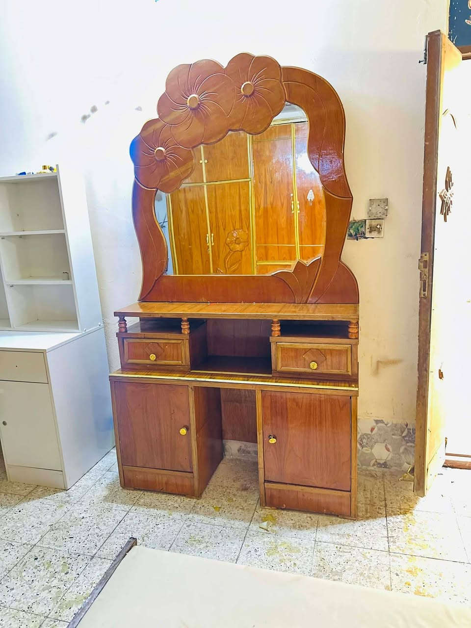 السلام عليكم غرفه للبيع صاج حطاطه نضافه كدامك فول سعر 550وبيهه مجال *********** شراي يتصل
