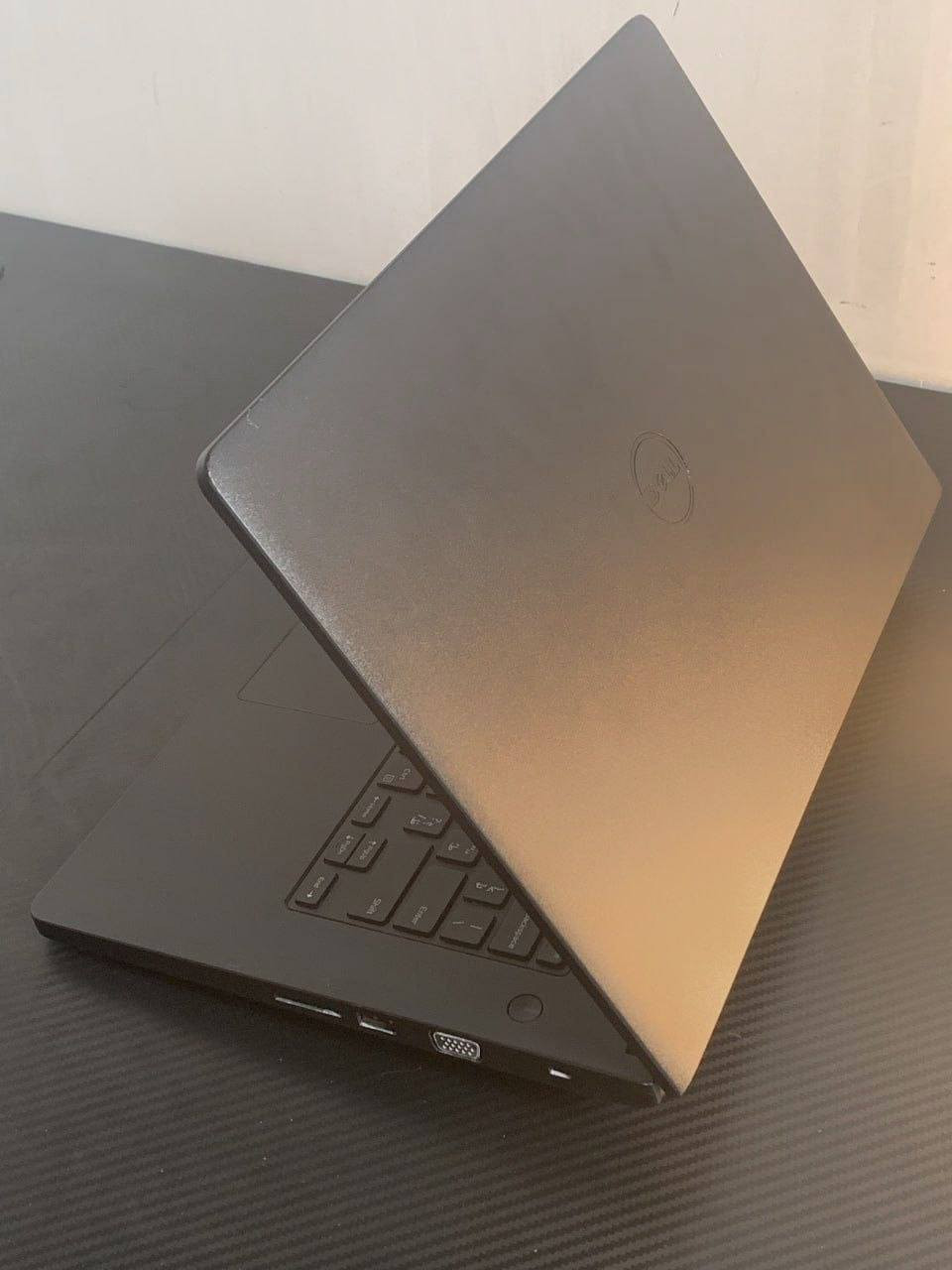 هي قطعة وحدة فقط لو تلحك عليها لو تروح عليك...
هذا اللابتوب شكلة كلش فخم وقوي بكرت شاشة خارجي ورخيص

شنو يشغلك العاب؟

✔️ GTA 5
✔️ Fifa 
✔️ Battlefield 4
✔️ Red dead redemption 1 
✔️ Tomb raider 
✔️ Valorant 
✔️ Call of duty black ops 
✔️ Far cry 4 
✔️ Skyrim 

كل هاي الالعاب وغيرها تكدر تشغلهن على هذا اللابتوب!!
زين شنو مواصفاته؟

Dell latitude 3470

• Core i5 6200U - معالج 
• Nvidia Geforce 920M 2GB - كرت شاشة خارجي 
• Intel HD GRAPHICS 520 4GB - كرت شاشة داخلي 
• 8GB RAM - الرام
• 256GB SSD - تخزين سريع 
• 14.1 INCH HD+ Screen 

ضمان 10 ايام من اي خلل استبدال 
ضمان ساعتين فما فوق بطارية 

**السعر : 244 الف**
توصيل جميع محافظات العراق 

راسلني وانس ودزلي صورة المنشور: ***********✅
