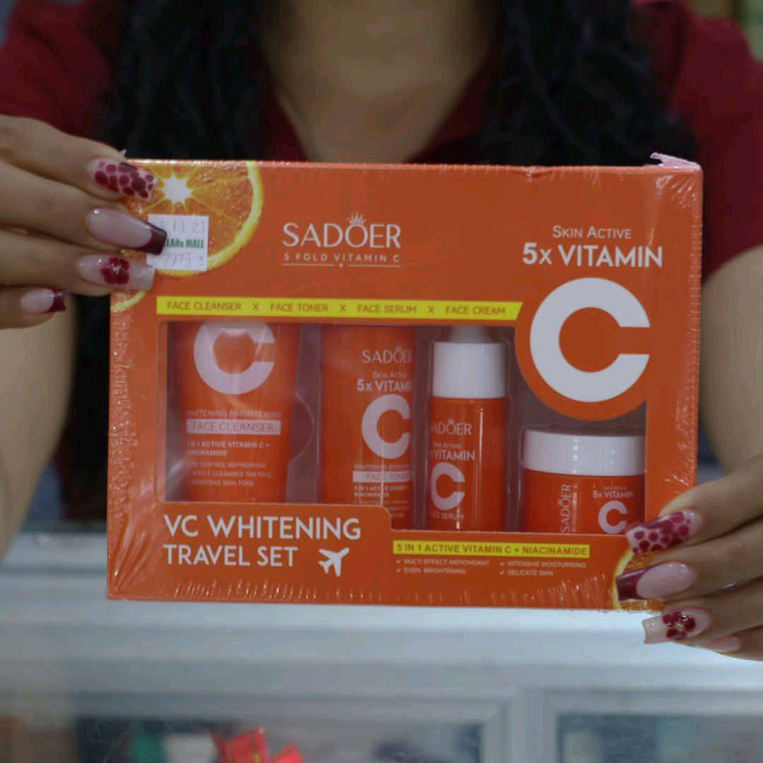 ✨مجموعة فيتامين سي 5x من Sadoer هي مجموعة عناية بالبشرة من 4 قطع بتركيبة مركّزة من فيتامين C ونياسيناميد. مصممة لتفتيح البشرة وترطيبها وتوحيد لونها.وتنظيف فعال للمسام  تحتوي المجموعة على منظف للوجه، تونر للوجه، سيروم للوجه، وكريم للوجه. 🍊

✅الفوائد الرئيسية :-
✔️ غنية بـ 5 أضعاف مستخلص فيتامين سي، وتحتوي أيضًا على النياسيناميد وحمض الهيالورونيك.
✔️ تساعد على تفتيح البشرة الباهتة وتقليل ظهور البقع الداكنة وتغير اللون.
✔️ يعمل فيتامين C كمضاد قوي للأكسدة، حيث يحمي خلايا البشرة من التلف الذي تسببه الجذور الحرة والعوامل البيئية الضارة مثل التلوث وأشعة الشمس.
✔️ يساعد فيتامين C على تحفيز إنتاج الكولاجين الطبيعي في البشرة، مما يحسن مرونتها ويقلل من ظهور الخطوط الدقيقة والتجاعيد، ويمنحكِ مظهرًا أكثر شبابًا.
✔️ المزيج مع النياسيناميد يساعد على تقليل مظهر المسام المتضخمة ويوحد لون البشرة، مما يؤدي إلى بشرة أكثر صفاءً وتوازنًا.
✔️ تم تصميم المنتجات خصيصًا للمساعدة في التخلص من بقع الشمس والتصبغات والبقع العمرية، مما يمنح البشرة إشراقة صحية ومتوهجة.
✔️ المكونات الإضافية مثل حمض الهيالورونيك والجلسرين تحبس الرطوبة بعمق، مما يجعل البشرة ناعمة وملساء ونضرة لفترة طويلة.
#الاصلي 💯
السعر 15 الاف
🚘يوجد خدمة توصيل لجميع محافظات العراق 4 🚘


**إذا كنت صاحب هذا الإعلان وتريد حذفه لأي سبب، رجاءا أرسل رسالة إلى الدعم الفني**