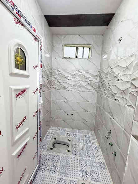 للبيع 
بيت ١٠٠متر سند ٢٥طابو زراعي بناء حديث وجاهز من كلشي كبل تكعد 
يتكون من غرفه وصاله ومطبخ واستقبال مفتوح ع صاله وحمام خارجي وداخلي 
عنوان البيت مميز وراقي مقابل بوابه قرية الغدير الاولى مجاور مدرسة انوار الغدير  ع شارع الصب تبعد عن شارع ١٥٠متر خدمات كامله متكامله مي كهرباء خطين ومي خطين كابينة مولده بلباب وانترنت ضوئي ايضا بلباب تبليط من شارع لحد باب البيت 
ملاحضه البيت داخل مجمع سكني وكل المجمع مسكون بلكامل 
السعر ٤٨جوه سوك راعيه متوازي وعنده ضرف 
م*********** اتصال او واتساب
