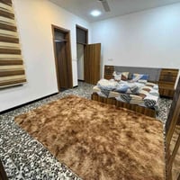 شقة راقية uhبتأثيث حديث وذوق عالٍ، ضمن بناية جديدة (صفر)، تجمع بين الر...