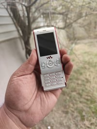 للبيع سوني اريكسون سلايت اصلي مع بطاريتين  07711077355