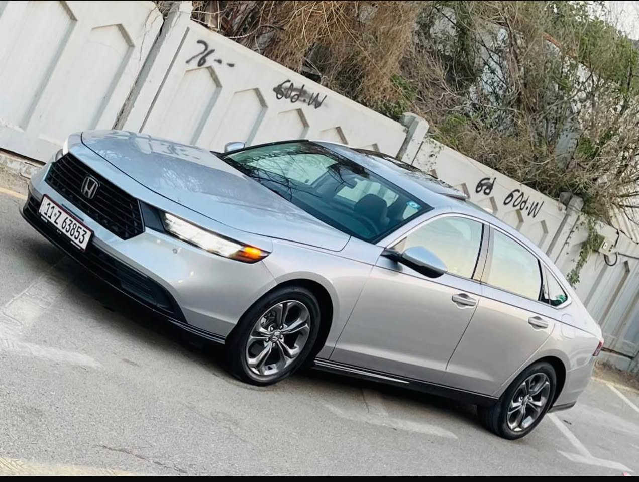 هوندا اكورد exl موديل 2023 هايبرد 
 
السيارة ماشيه 45 كم

فول مواصفات 
• مكينة 2000 هايبرد تنفس طبيعي
• كير اوتوماتيك 
• شاشة كبيرة
•فتحه سلايد
• كاميرا خلفية 3 انظمة
• كرسي كهرباء جلد  لون اسود  
• رادار امامي
• مانع تصادم
• محدد مسار 
• تصحيح مسار
• شفتات بالستيرن
• مثبت سرعة
• مانع انزلاق
• دخول ذكي 
• إنارة ترحيبية
• هندبريك كهرباء
• عداد ديجيتال
•لايت عدسات زينون
• نظام اوتو لايت Auto
• لايت العالي زنون 
اوتو هولد للبريك
• حساسات مطر 
• حساسات امامي خلفي 
• حساسات ضغط هواء الإطارات
• أوامر صوتية
• 4 أنظمة قيادة (eco,individual , sport,normal )

السياره وارد امريكي حتدثها دعاميه اماميه فقط

السعر 203 وبيها مجال لشراي

مكان السيارة بغداد  العامريه للتواصل 
*********** بغداد, العراق
