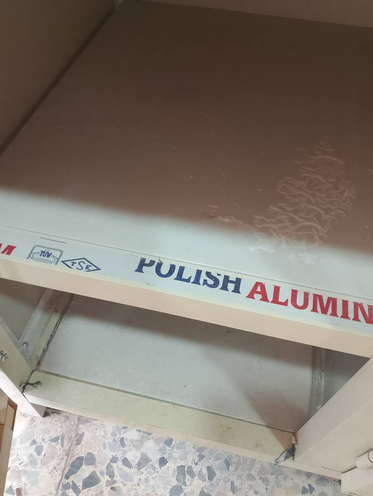 سلام عليكم ميزالمنيوم تزكام درجة ولا مستعمل سبوع واحد جديد كلش طول 2 رتفاع80عرض70 يرهم بوفيه يرهم كاونتر كلشي  صير السعر 175وبي مجال كربلاء حي العسكري العابد مقابل مستوصف ***********او*********** كربلاء, العراق
