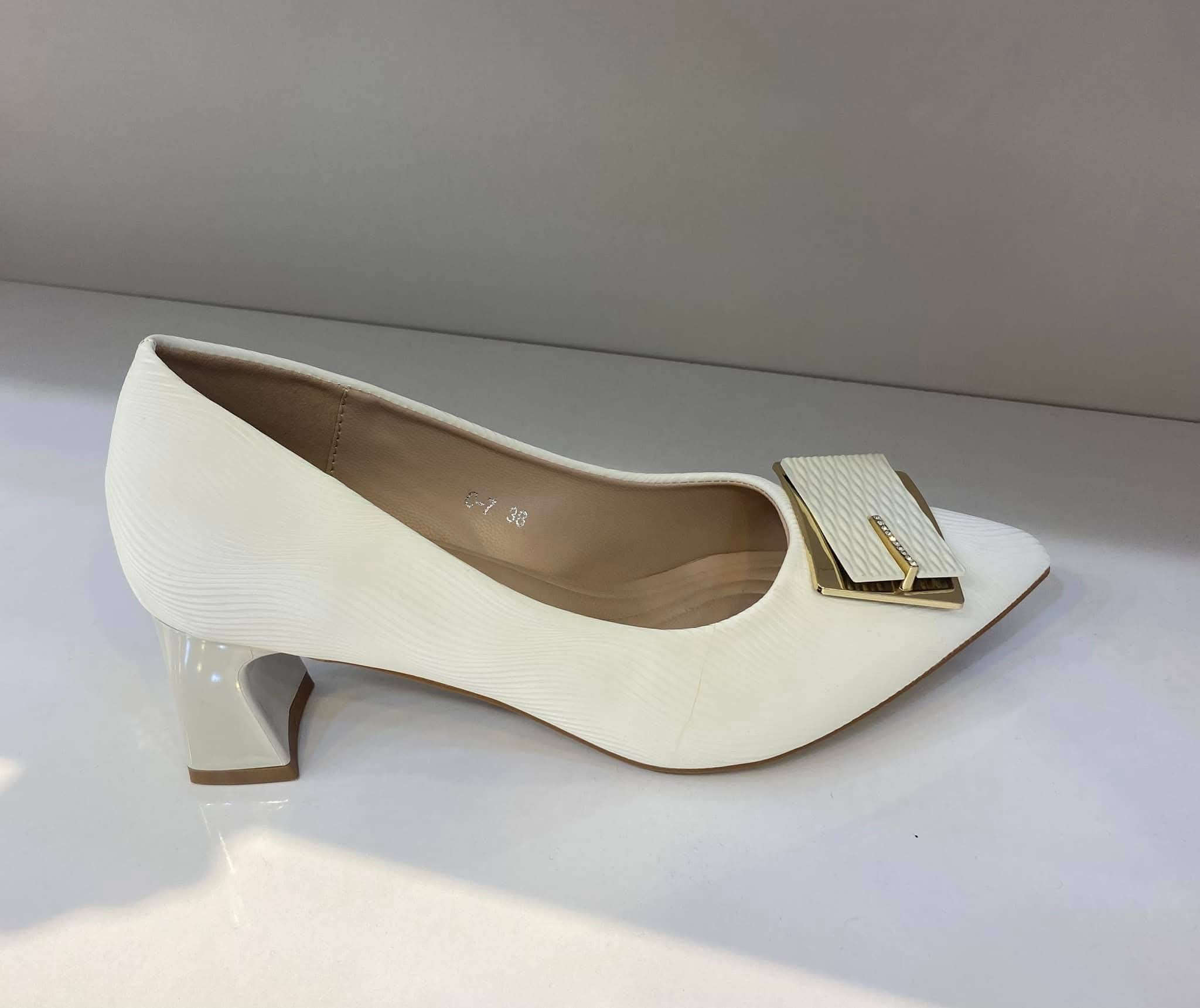 تخفيضات تخفيضات سعر فقط 10 الف
احذية وحقائب بيروت
عنوان شارع مزرعة مجمع رؤتانا طابق الاول محل رقم 24
يوجد لدينا توصيل داخل خانقين
رقم هاتف ***********
