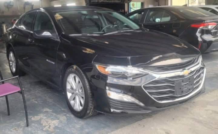 سيارة شيفروليه ماليبو، موديل حديث بحالة جيدة. الداخل أنيق ومريح باللون البني. هناك بعض الأضرار الواضحة في مقدمة السيارة كما هو موضح في الصور. السيارة تعرضت لحادث وتم إعادة ترميمها جزئيًا. مناسبة للاستخدام العائلي أو الشخصي بعد إجراء الإصلاحات اللازمة. للاستفسار، الرجاء التواصل للحصول على مزيد من التفاصيل.