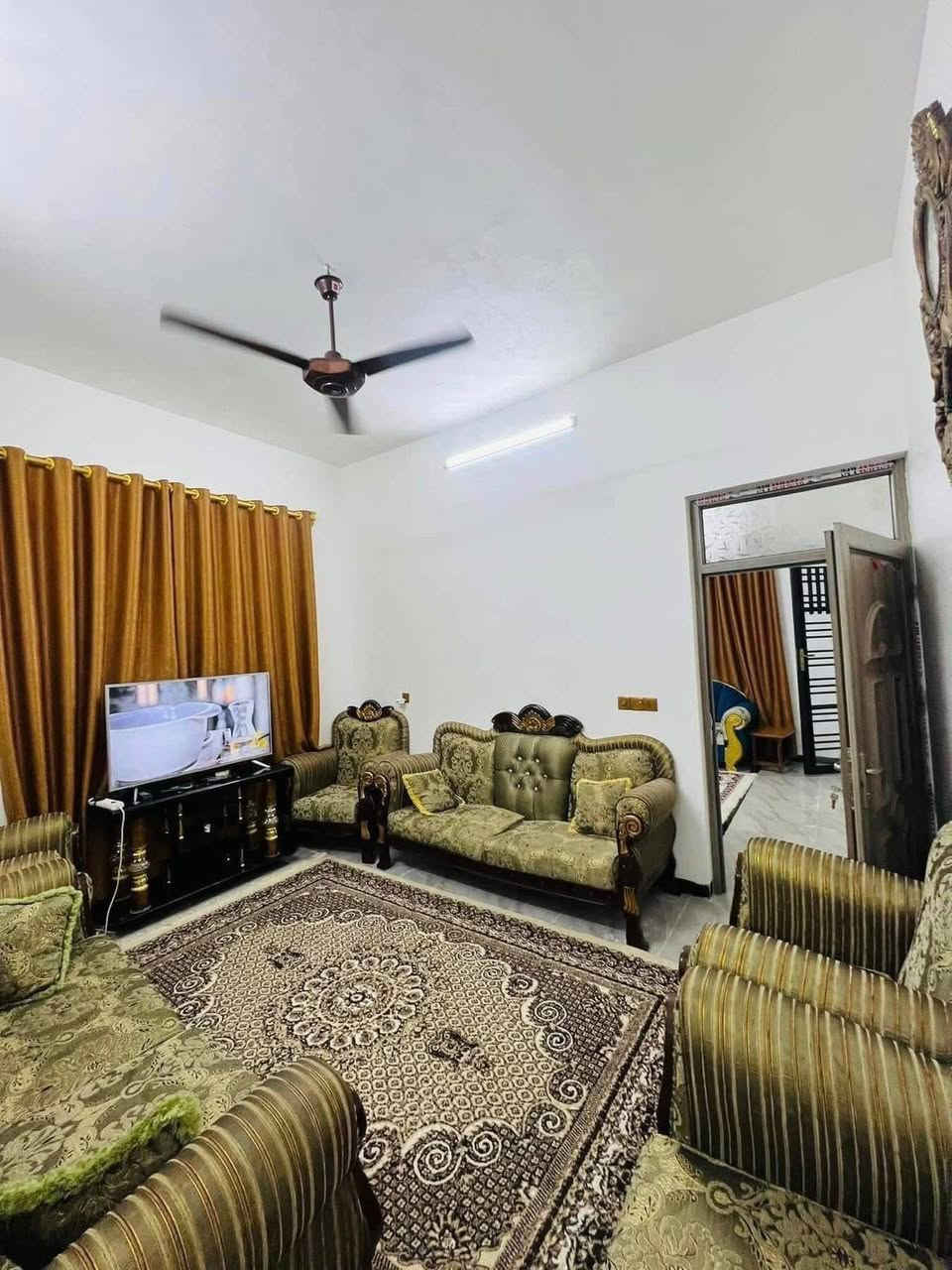 للبيع
دارفي مزارع الحدباء مساحه 140م واجه10*14 ركن بناء سنة2023  الطابق الاول/غرفه استقبال صحيات وهول ومطبخ 
الطابق الثاني/ غرفتان هول صحيات للاستفسار الاتصال على الارقام التاليه:
***********
***********
مكتب ابوسامر للعقار 🌹🌹🌹🌹

